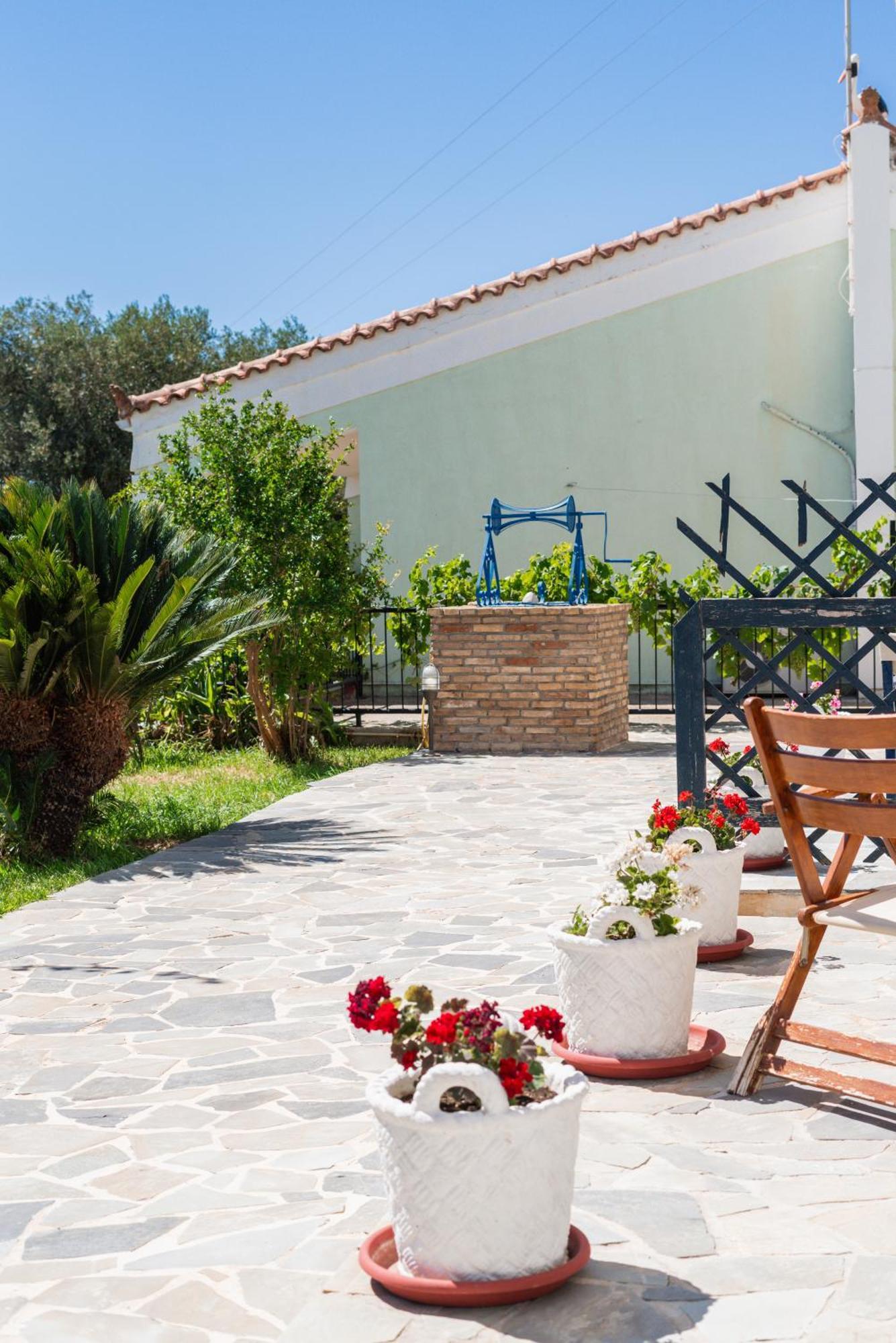 Sirines Aparthotel Vlachata Exterior photo